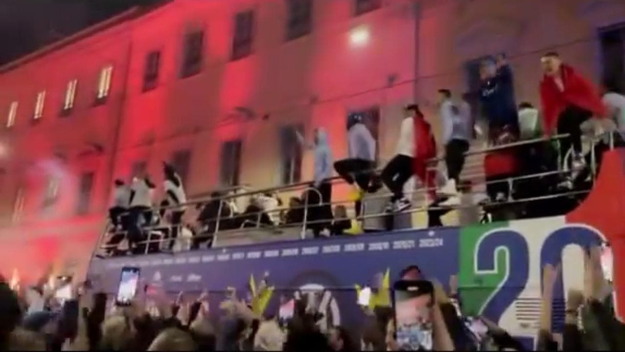 Lo sfottò verso il tecnico del Milan dei giocatori dell'Inter, che cantano: "Pioli is on fire"