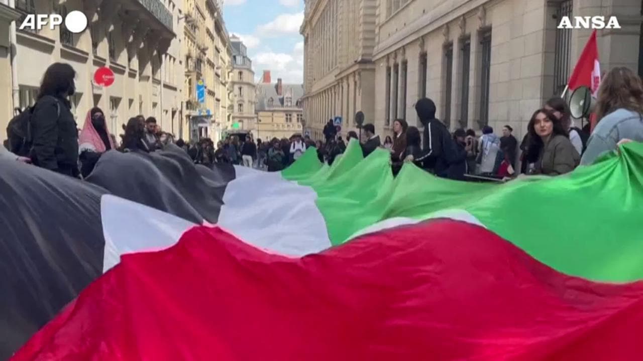Proteste pro Gaza alla Sorbona, studenti in strada con striscioni e bandiere: attività sospese
