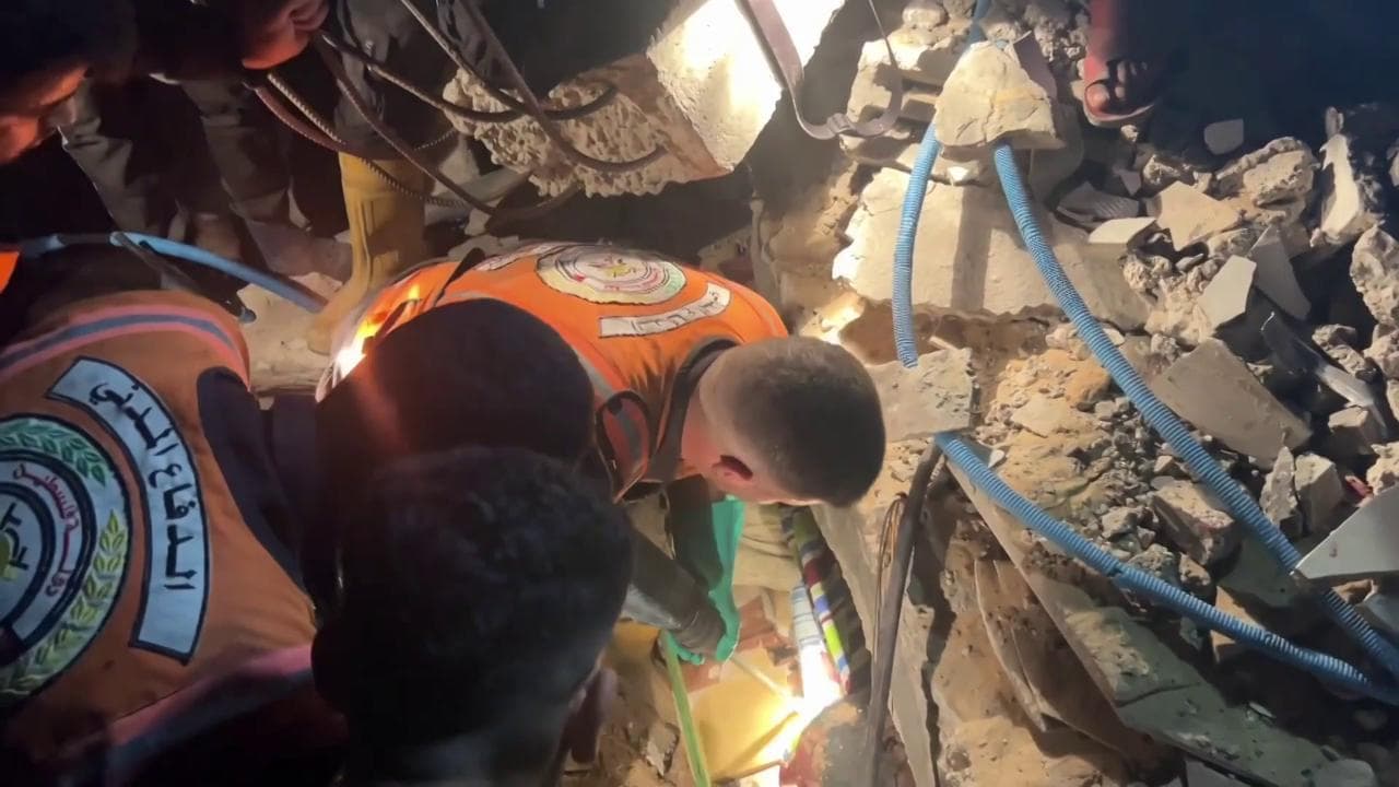 Gaza, i soccorritori a Rafah scavano tra le macerie dopo il raid israeliano