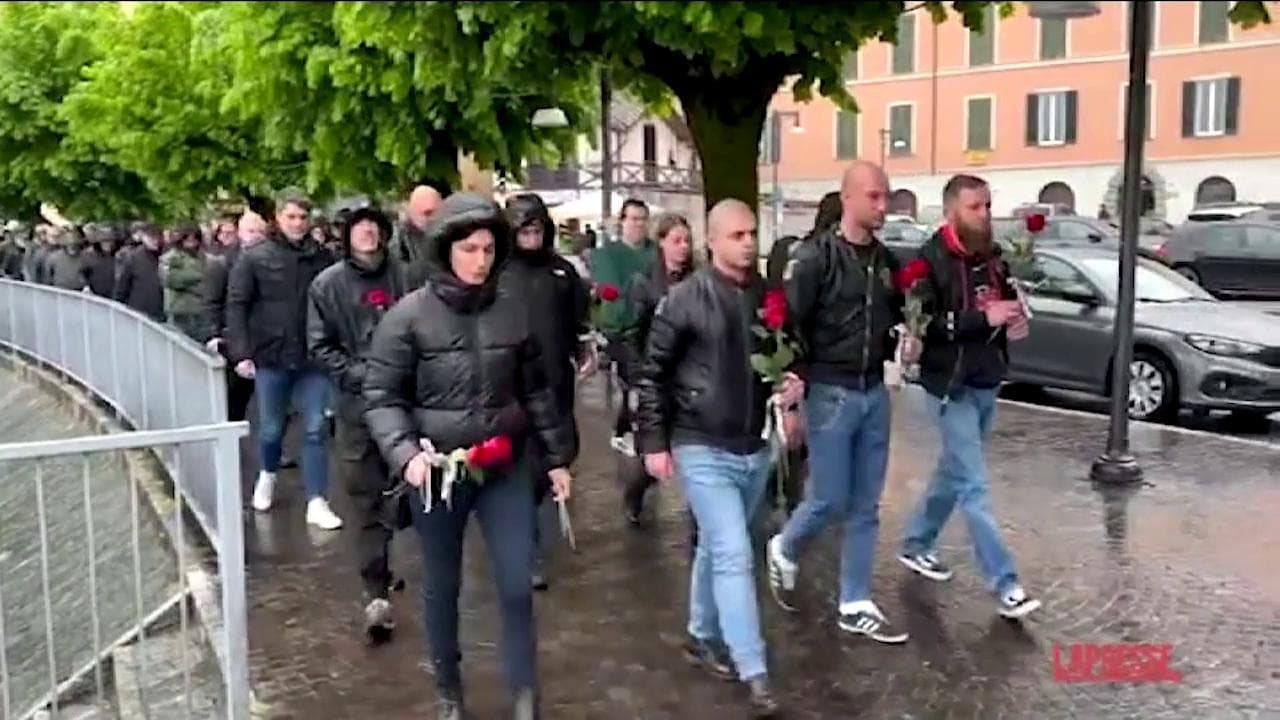 A Dongo, sul lago di Como: "Bella ciao" contro i saluti romani dei nostalgici fascisti