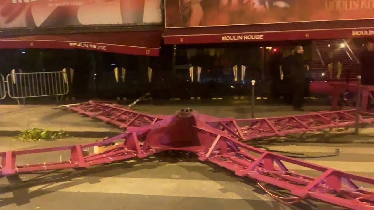Parigi, crollano in strada le pale del Moulin Rouge: le immagini