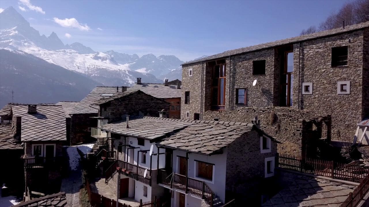 Ostana, il borgo esempio di rigenerazione montana e sostenibilità raccontato dalla sindaca Rovere