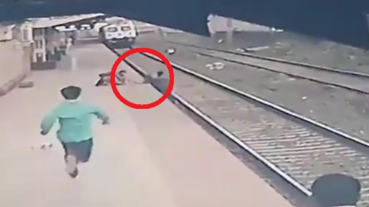 India, bambino cade sui binari: un uomo lo salva poco prima dell'arrivo del treno