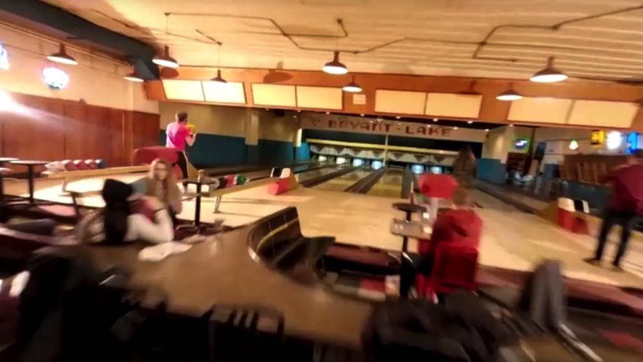 Usa, il piano sequenza del drone nella sala da bowling lascia di stucco i social