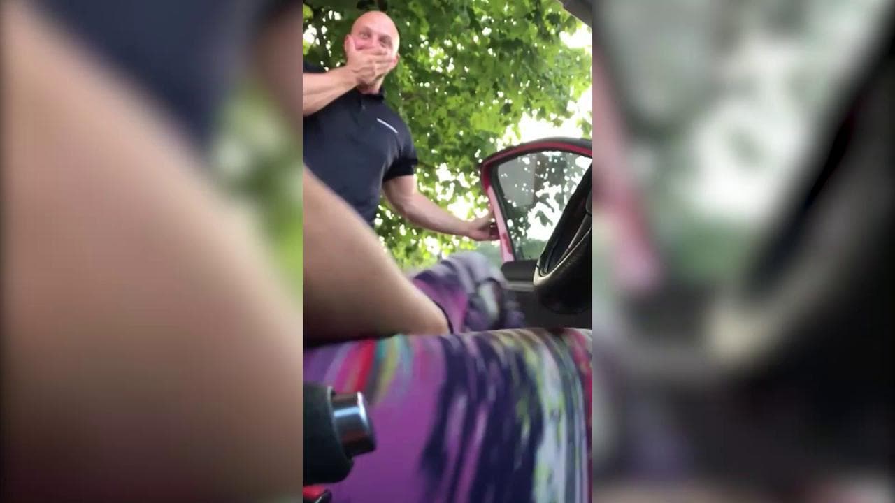 Si taglia i capelli (erano lunghi fino al ginocchio): la reazione del marito fa impazzire TikTok