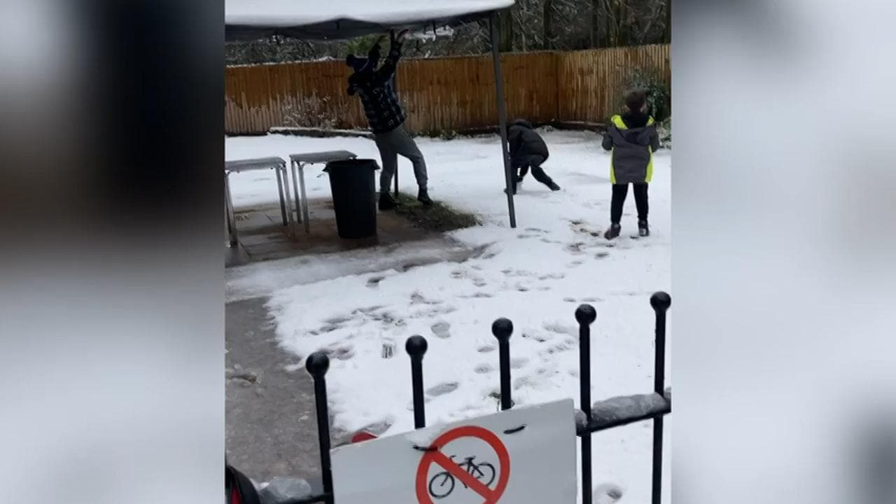 Il papà e lo scherzo con la neve ai figli: ma l'epilogo è inaspettato