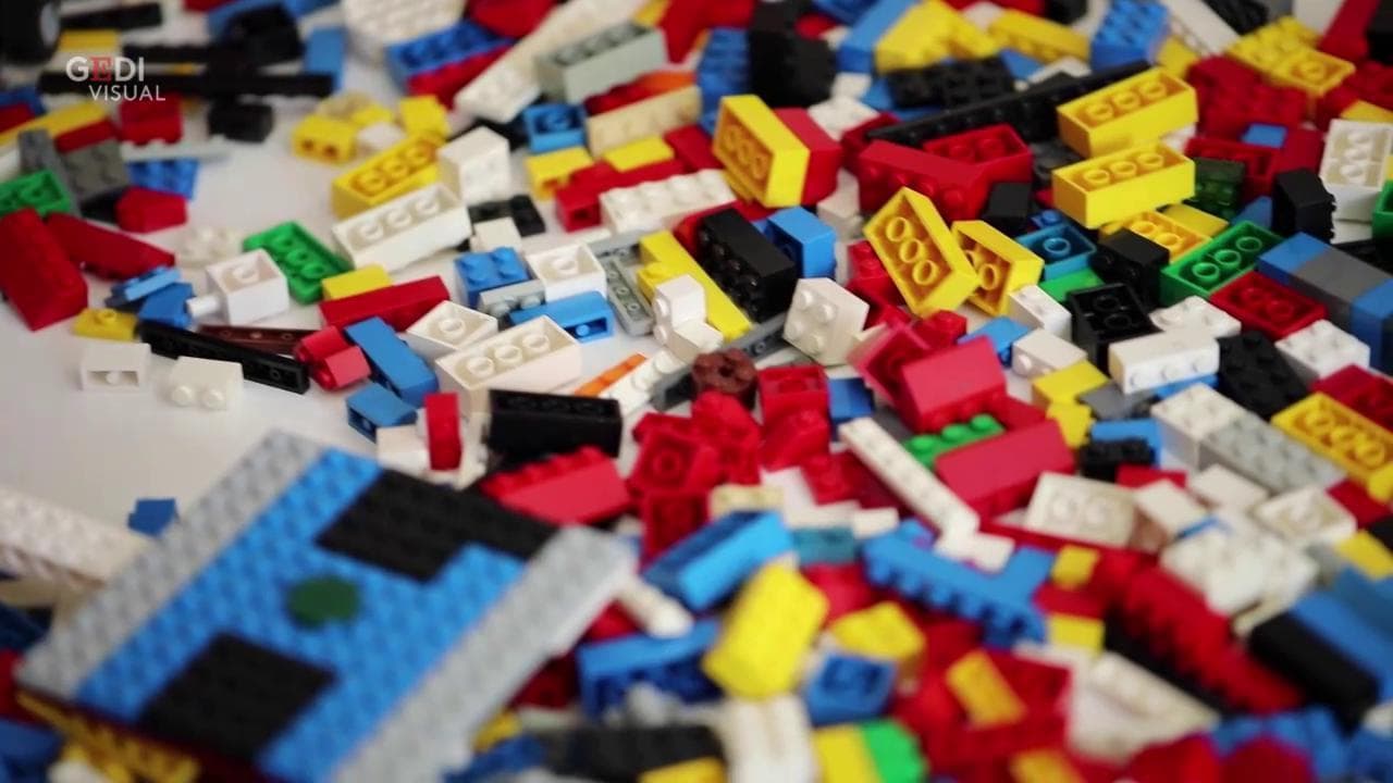 Coronavirus, mattone su mattone la scalata dei Lego durante la pandemia