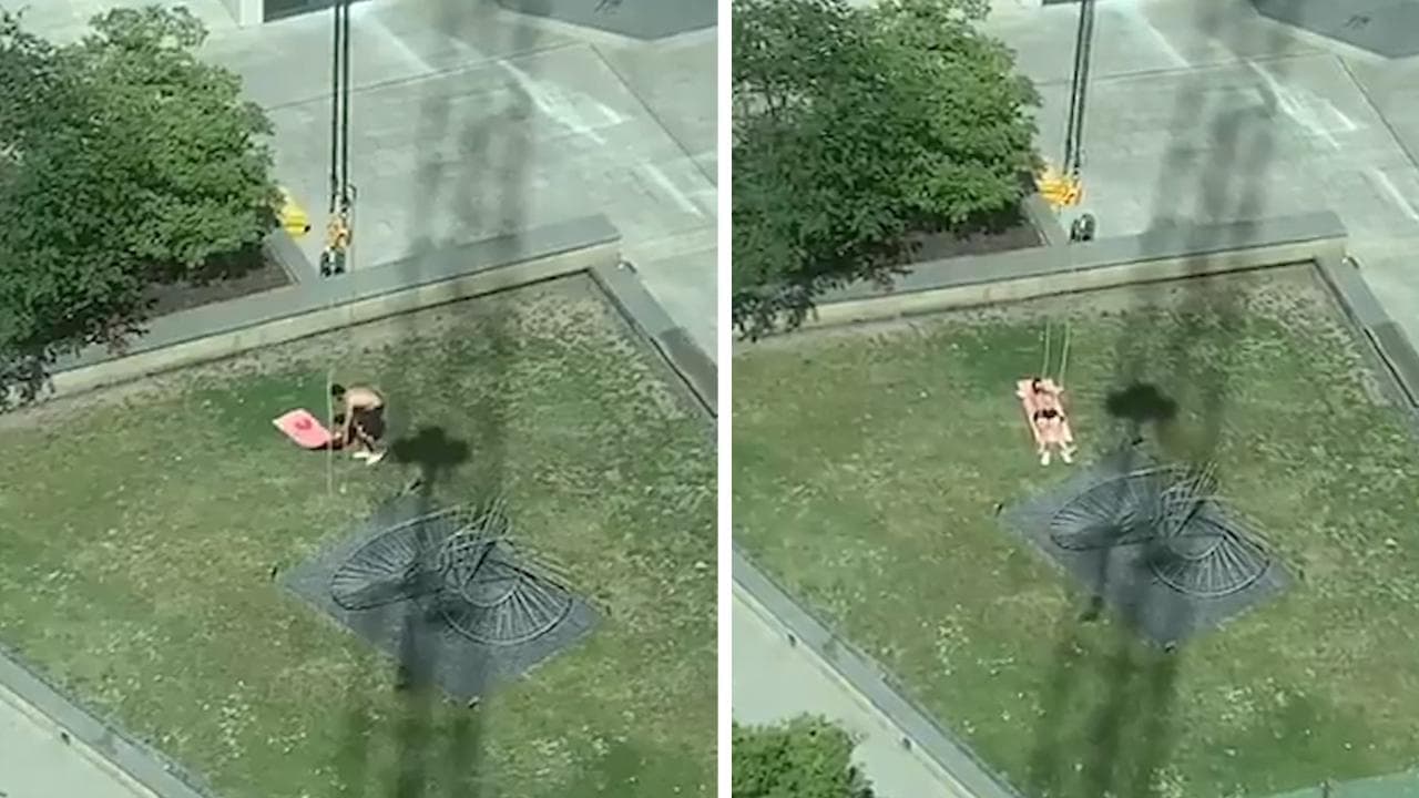 Lo scherzo (da milioni di clic) dell'addetto alla manovra della gru all'uomo che prende il sole