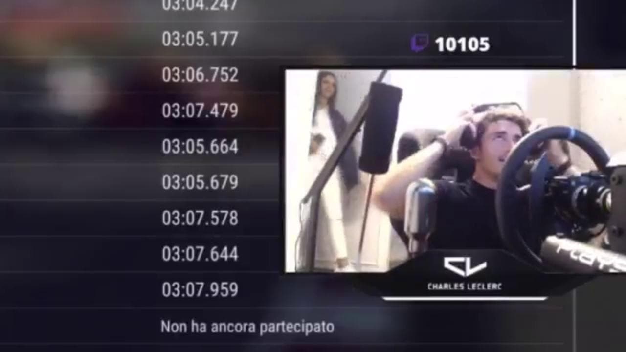 Charles Leclerc gioca online e dimentica la fidanzata fuori casa. Poi lei ha un'idea geniale