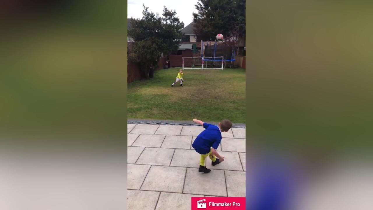 Coronavirus, da Maradona a Ronaldinho: i bambini ricreano i grandi gol del passato in giardino