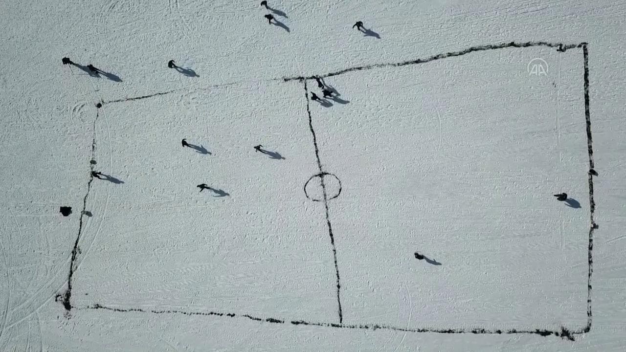 Turchia, la surreale partita di calcio sul lago ghiacciato
