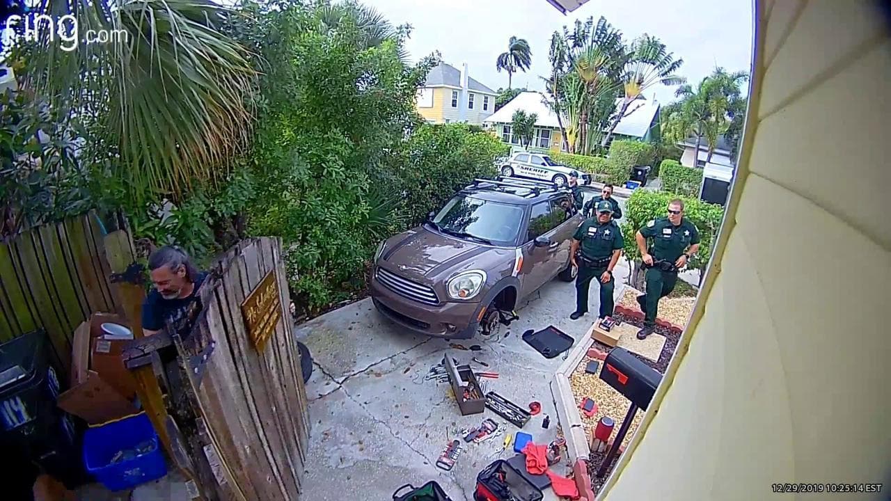 Usa, i vicini sentono le urla di una donna e chiamano la polizia: ma non era quello che sembrava