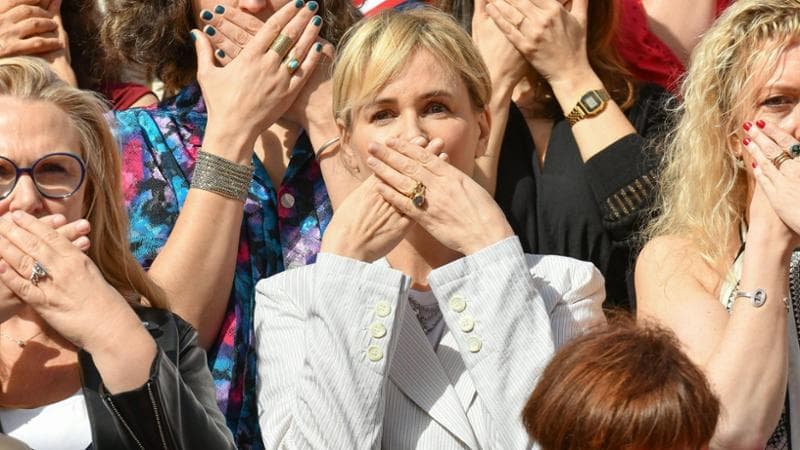 Judith Godrèche: “Nel cinema francese molti tentano di fermare il MeToo. Il cortometraggio l’ho fatto per mia figlia adolescente”