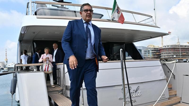 Giovanni Toti di fronte allo yacht di Spinelli