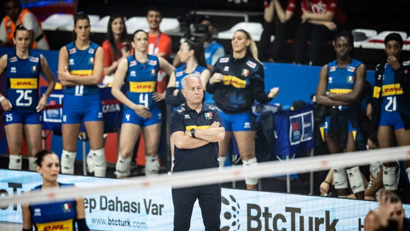 Julio Velasco durante la partita con la Bulgaria