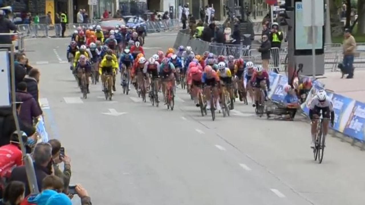 Drammatica caduta per Elisa Balsamo e Sofia Bertizzolo nella volata della Vuelta a Burgos femminile