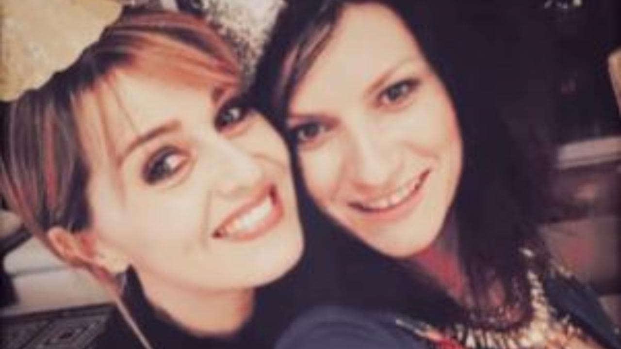 Laura Pausini compie 50 anni, la dedica di Paola Cortellesi sui social: "Un bel pezzo di vita insieme"