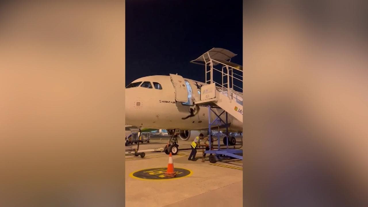 Indonesia, spostano il pontile d'imbarco dell'aereo: lo steward cade da un'altezza di oltre tre metri