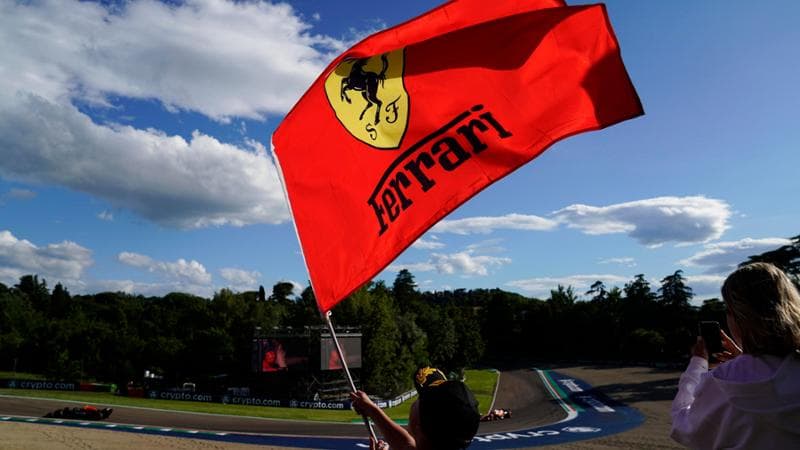 Bandiere della Ferrari a Imola