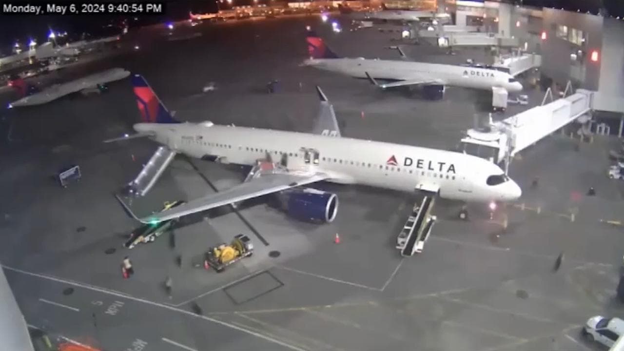 Messico, airbus Delta prende fuoco dopo l'atterraggio: la fuga dei passeggeri dall'aereo