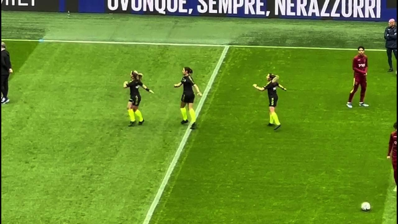 Riscaldamento a San Siro della prima terna arbitrale tutta femminile nella storia della serie A