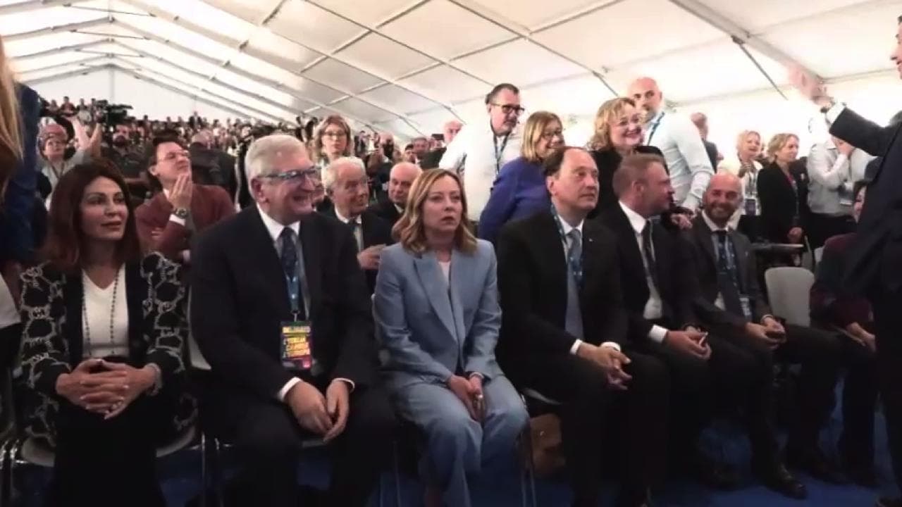 FdI, l'arrivo di Giorgia Meloni alla kermesse: gli applausi dei 2200 delegati
