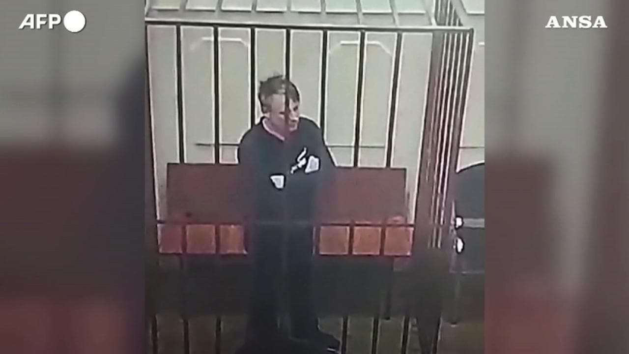 Mosca, giornalista russo arrestato per 'estremismo': il video diffuso dal tribunale
