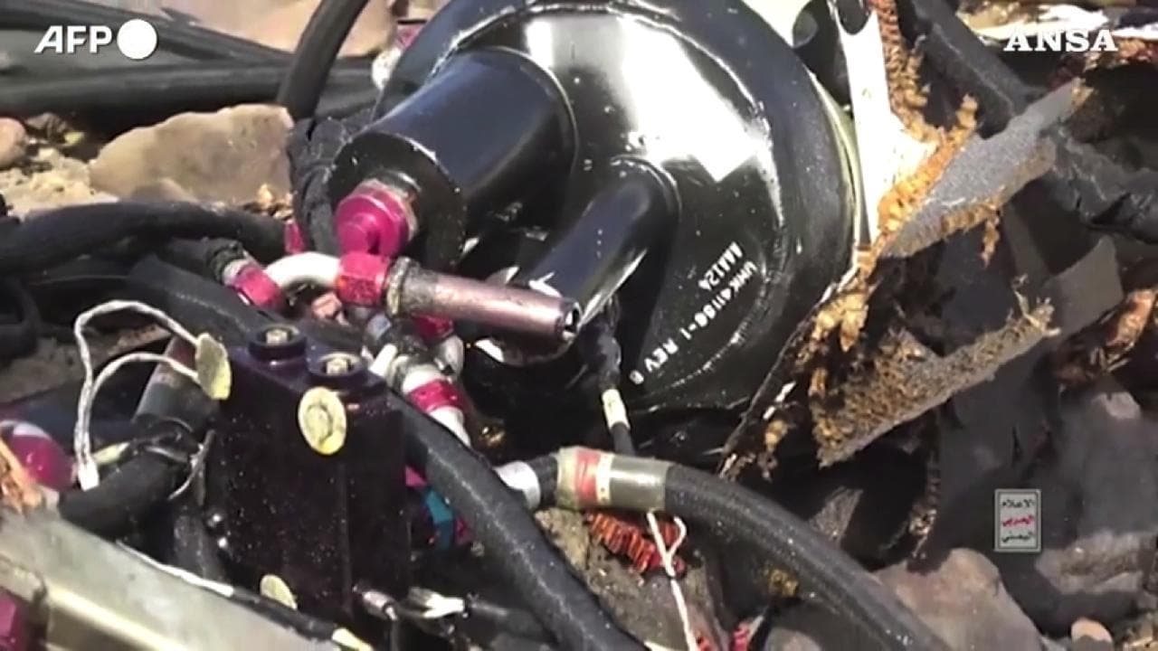 Houthi mostrano i resti di un drone Usa abbattuto in Yemen: il video