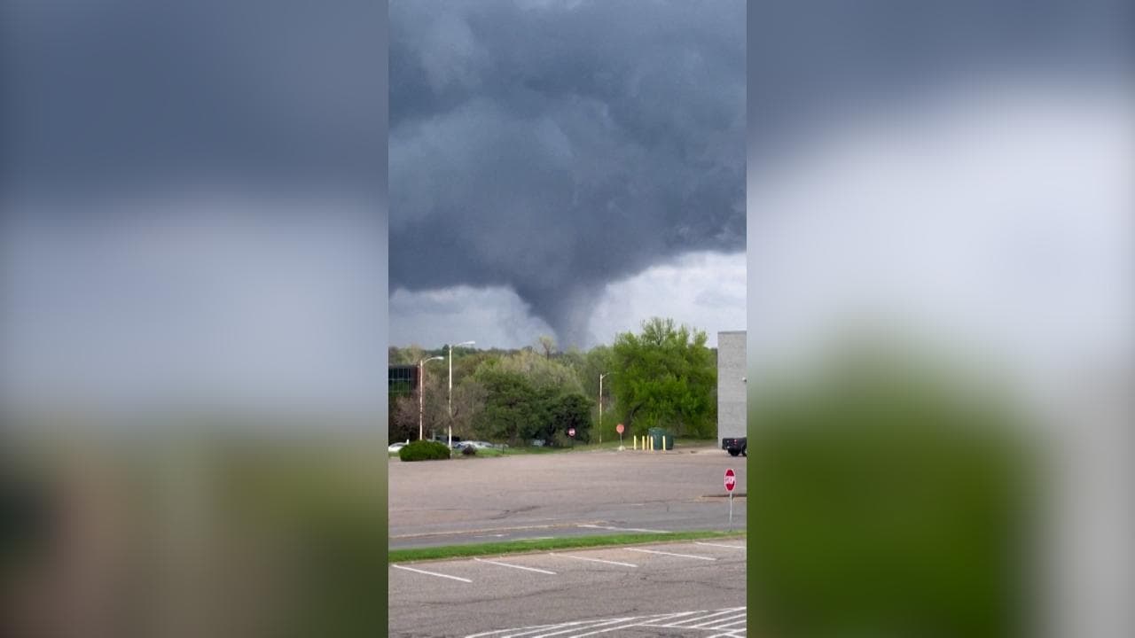 Usa, tornado in Nebraska: tempesta all'orizzonte, il vortice tocca terra