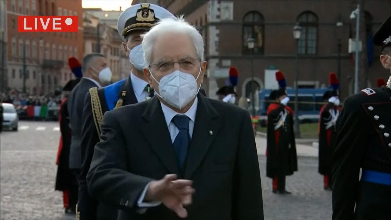 Il cameraman ostruisce la vista di Mattarella: il Presidente gli fa cenno di spostarsi
