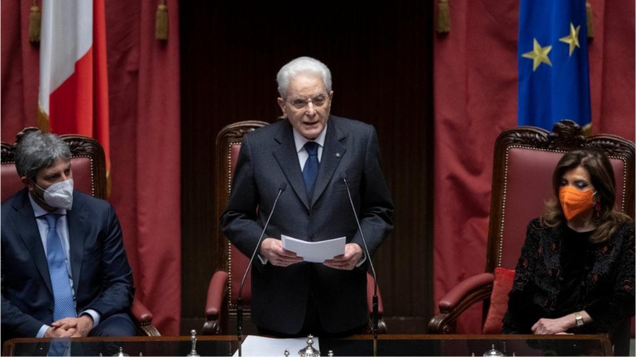 Mattarella-bis, tanti applausi durante il discorso: l'ironia su Twitter