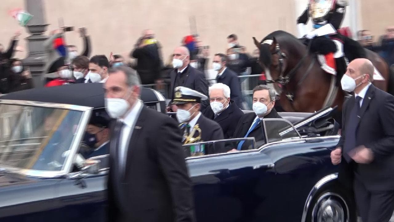 Mattarella-bis, il Presidente rientra al Quirinale a bordo della Flaminia acclamato dai cittadini