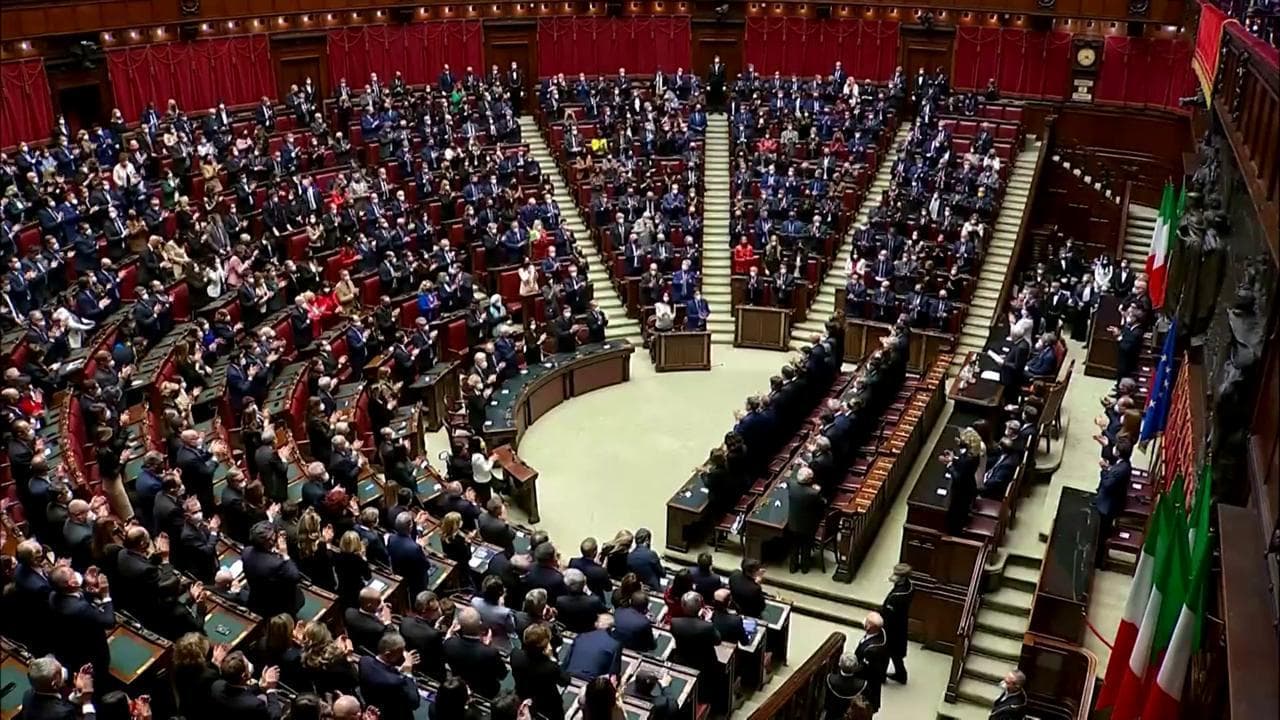 Quirinale, Mattarella: "A medici e sanitari va la nostra riconoscenza". E alla Camera è standing ovation