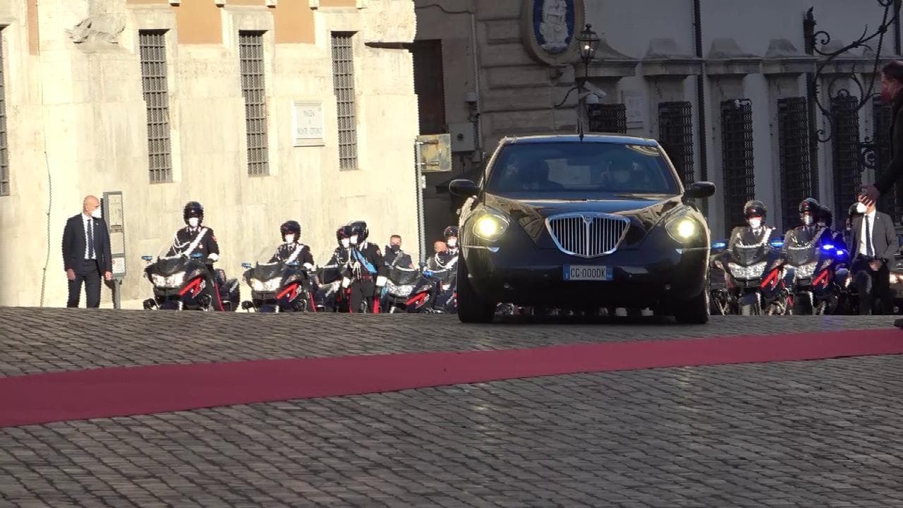 Mattarella bis, le campane di Montecitorio suonano per l'arrivo del presidente: inizia il giuramento