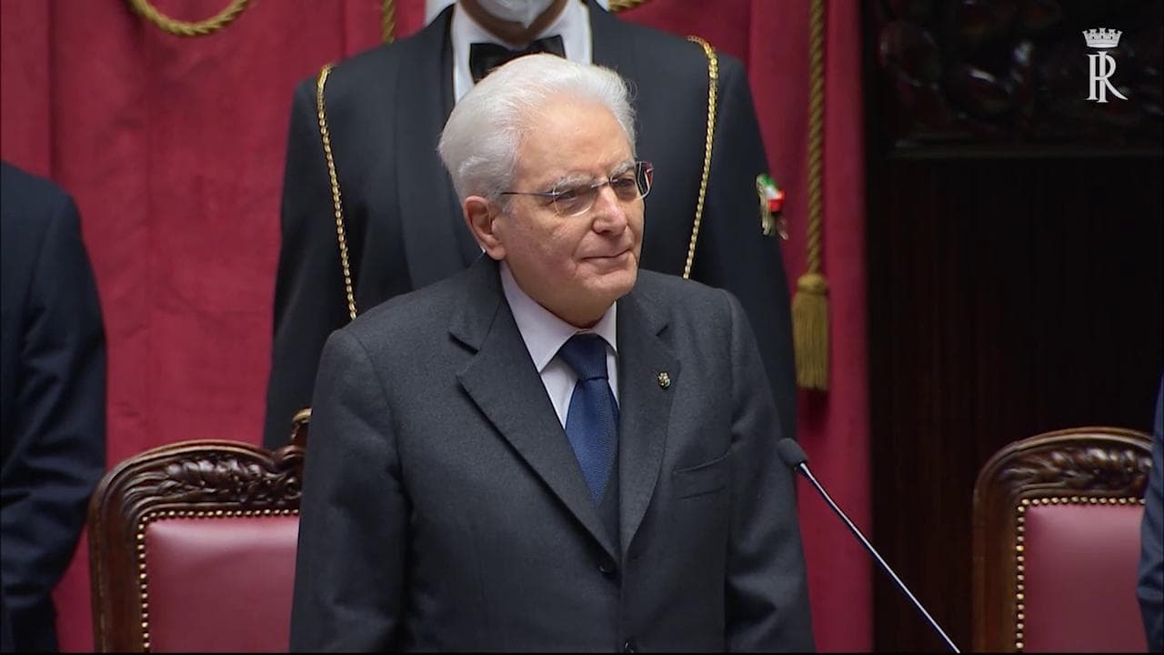 Mattarella bis, l'arrivo del presidente in Parlamento e il giuramento dopo due minuti di applausi