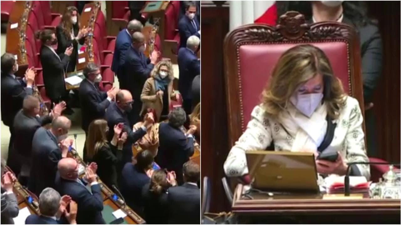 Al telefono durante l'applauso a Mattarella, nuova pioggia di critiche per Casellati