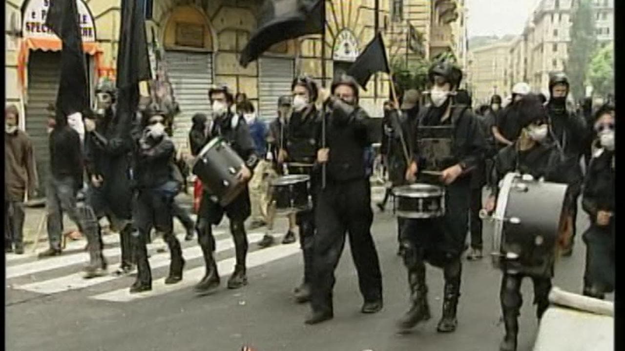 I Black Bloc "rubano" la piazza dei Cobas: la violenza al posto delle proposte