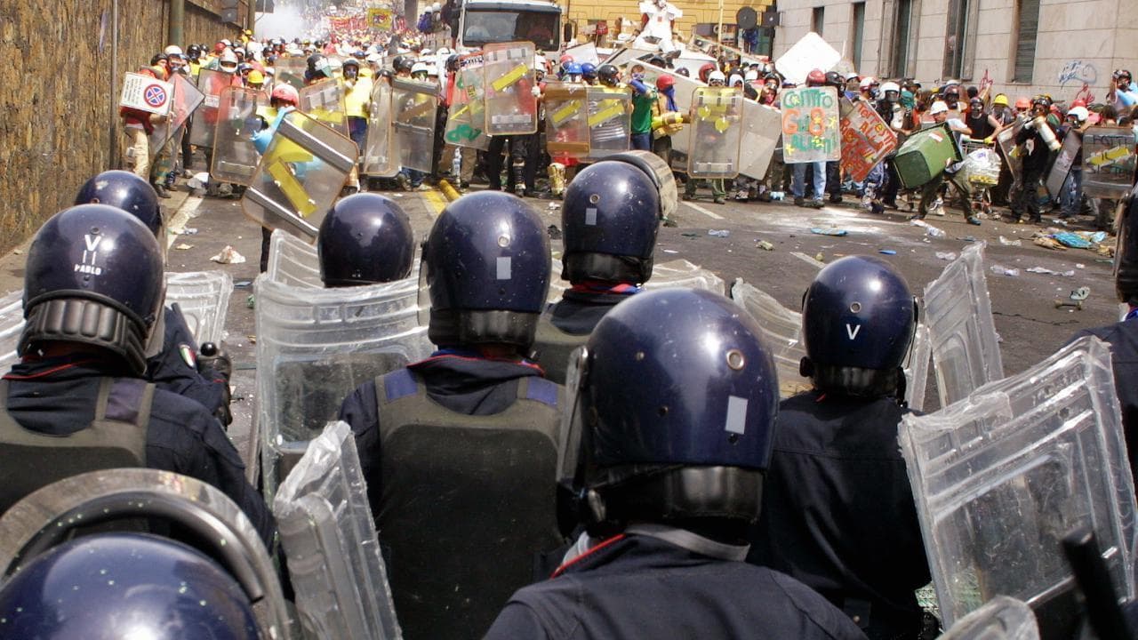 Gli scontri di via Tolemaide. La manifestante: "Una nube infinita di lacrimogeni, poi i feriti"