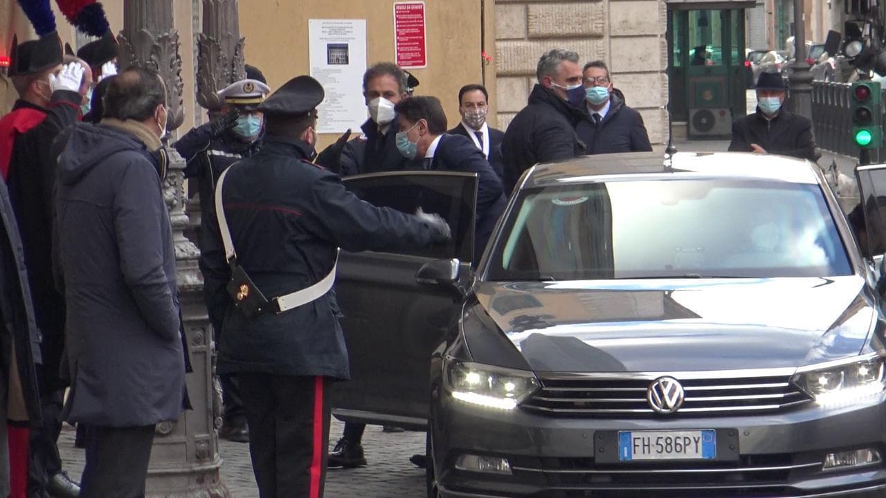 Crisi, gli arrivi al Senato. Tajani: "Chi vota per il governo è fuori da Forza Italia". Segre: "Deciderò in aula"