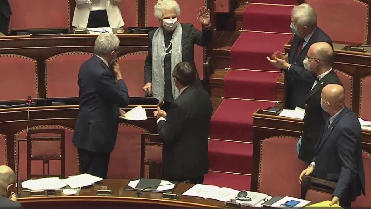 Crisi governo, Liliana Segre arriva in aula al Senato: tutti in piedi per applaudirla
