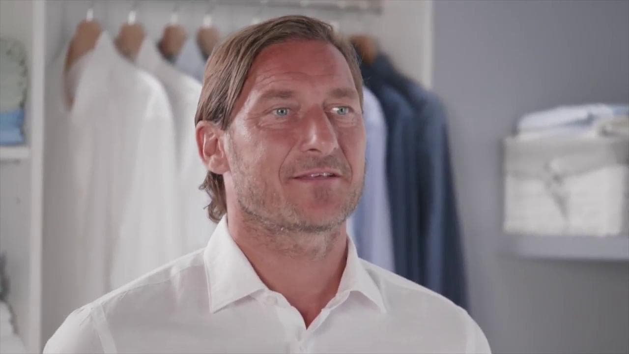 Il backstage del nuovo spot di Totti, l'ex capitano della Roma inciampa sulle "s"