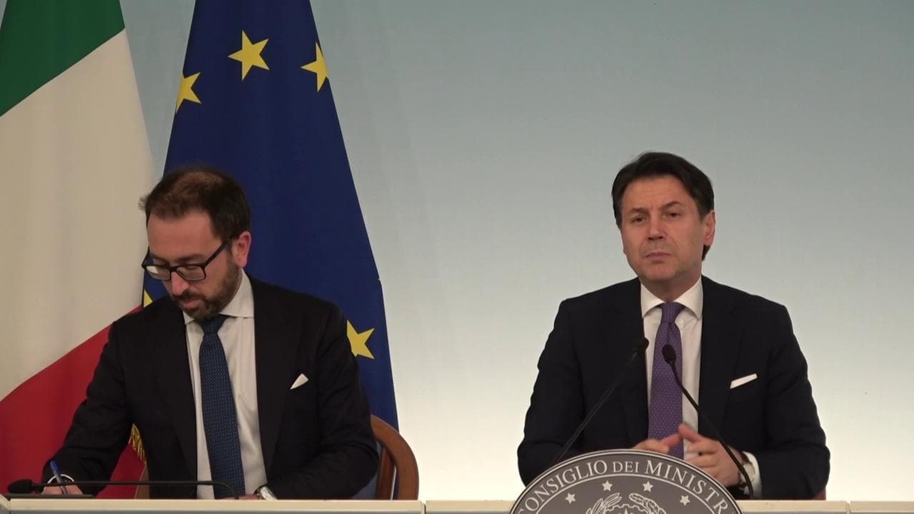 Governo, Conte a Italia Viva: "Se un giocatore fa falli o sgambetti siamo destinati a perdere"