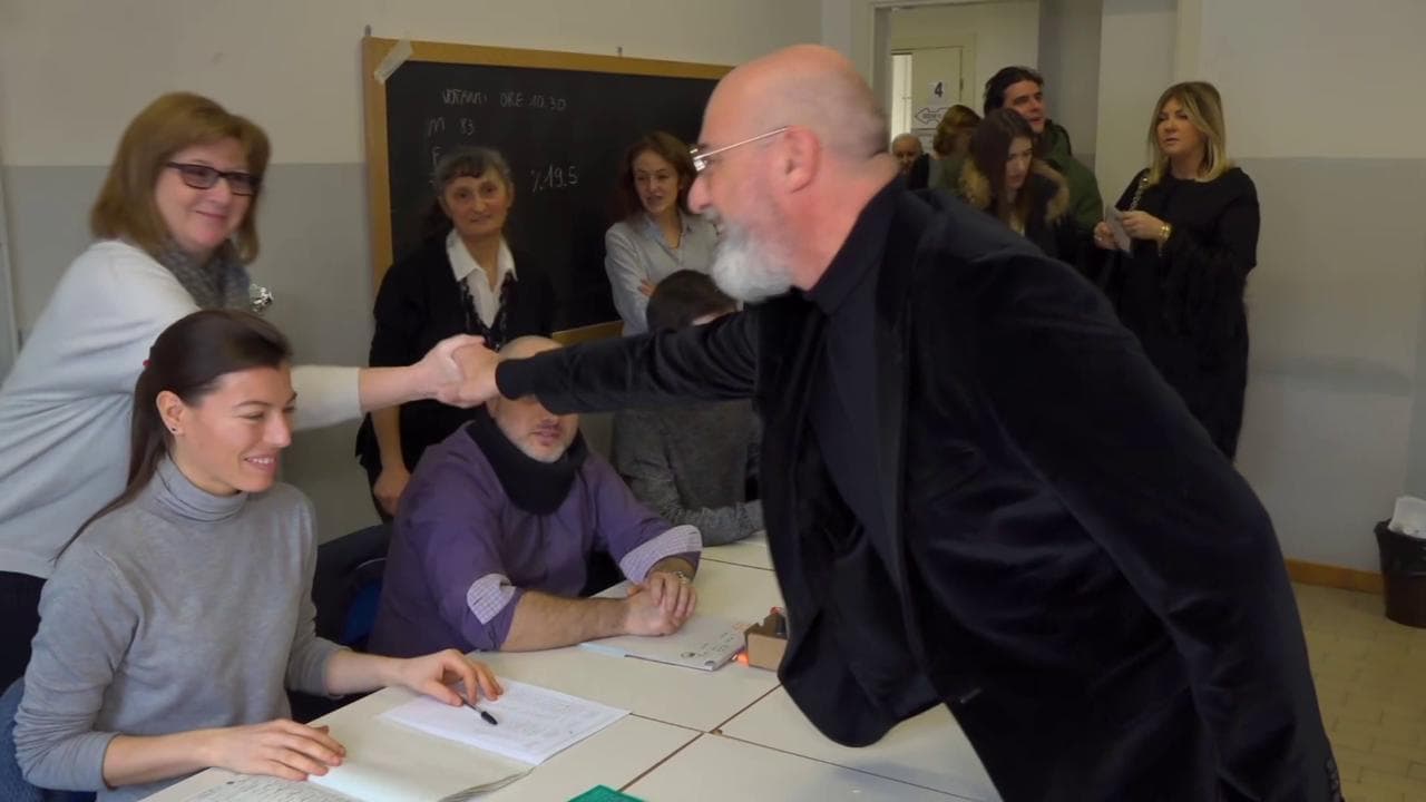 Regionali Emilia-Romagna, il voto di Stefano Bonaccini: sorrisi e strette di mano al seggio