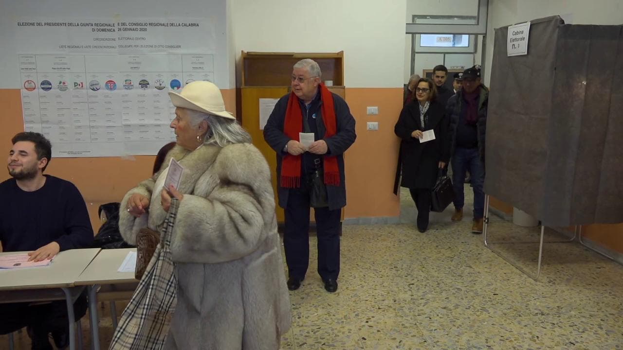Regionali Calabria, Pippo Callipo arriva al seggio: la signora si dimentica di votare