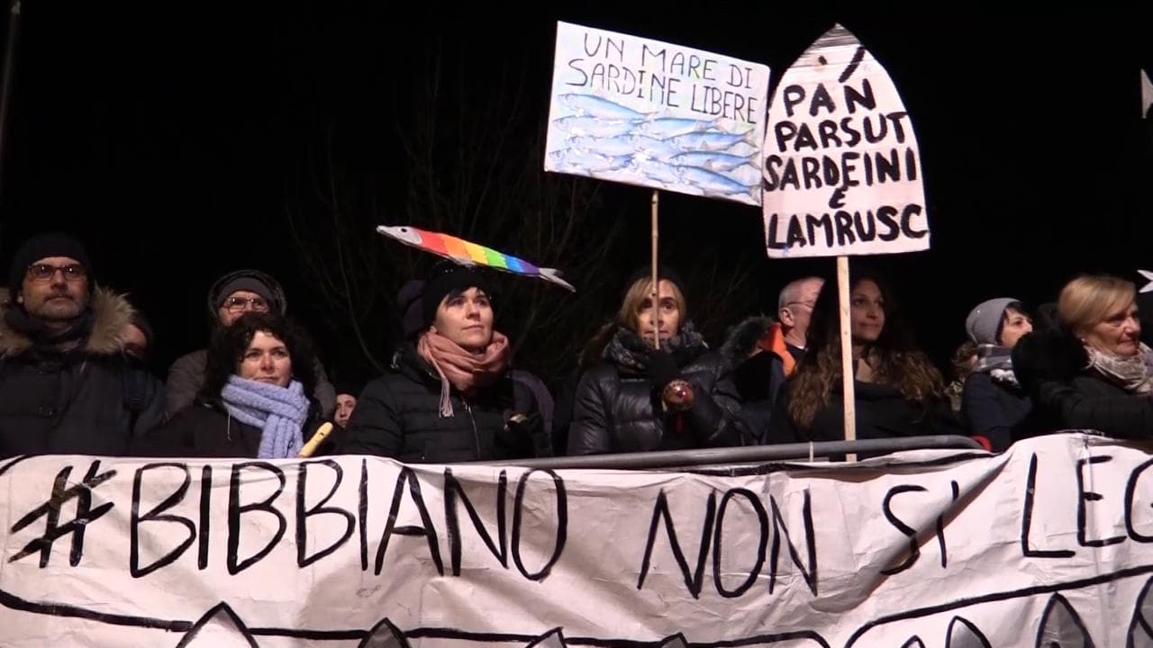 Regionali, a Bibbiano la sfida delle piazze: più sardine che leghisti