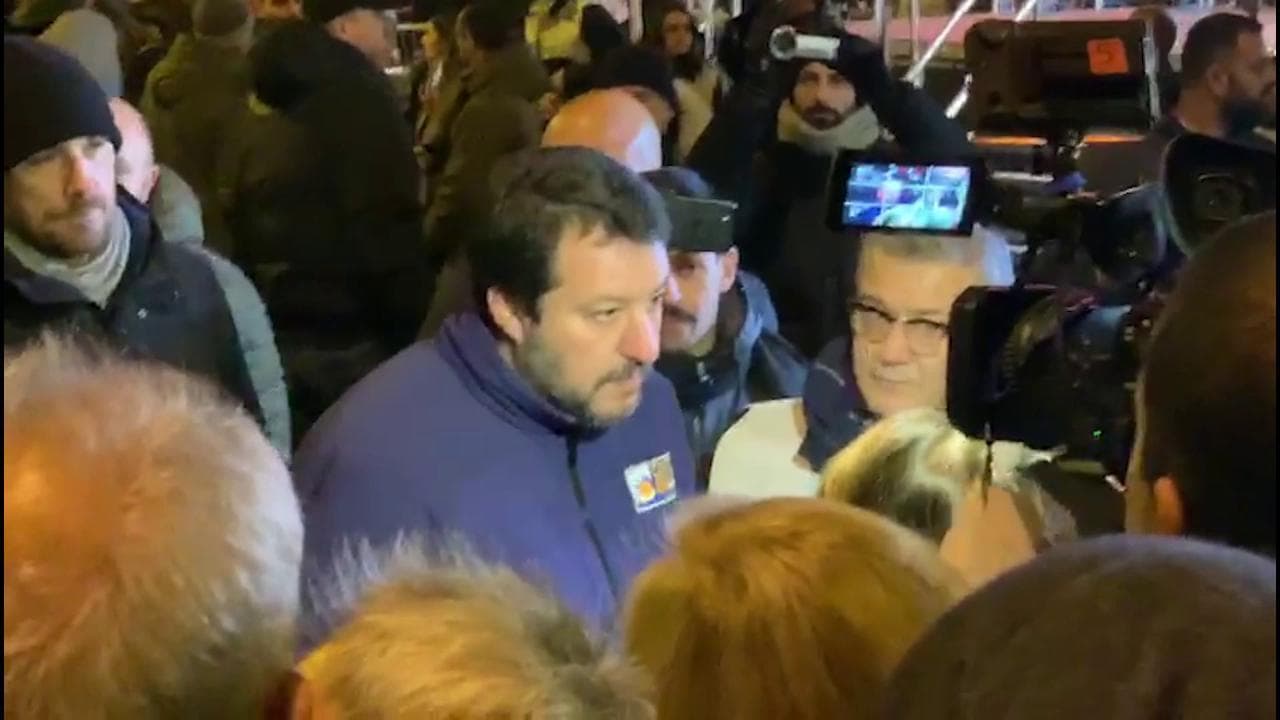 Regionali, dalla piazza piena a metà al dialogo con i genitori: il backstage di Salvini a Bibbiano
