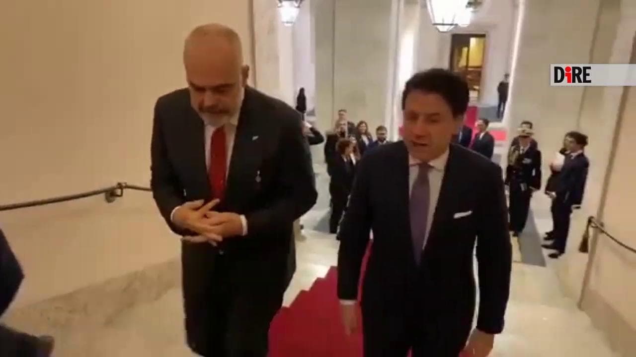 M5s, Conte scherza su Di Maio con il premier albanese: "Ieri ha tolto la cravatta, oggi l'ha rimessa"