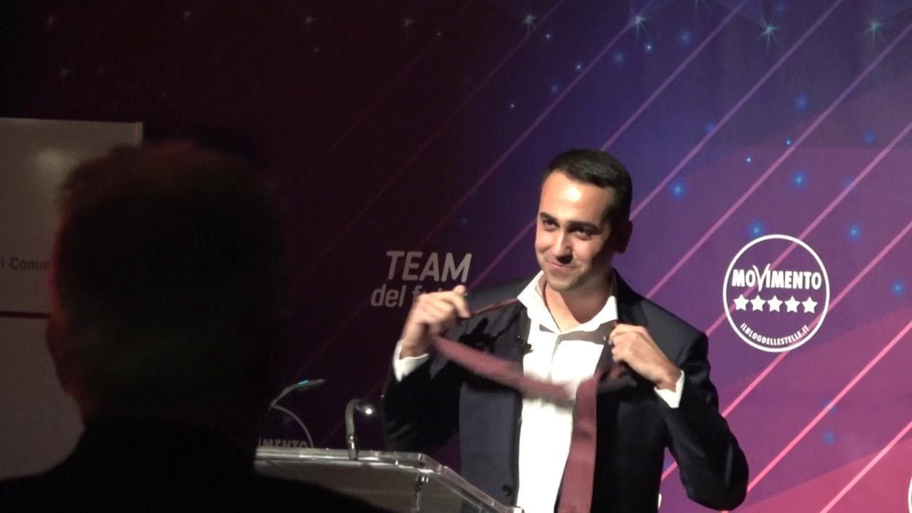 Dimissioni, Di Maio si toglie la cravatta davanti a tutti: "Casaleggio colpito perché la indossavo sempre"