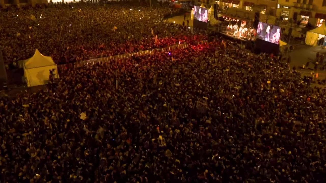 Sardine a Bologna, la folla intona "Bella ciao": le immagini dall'alto