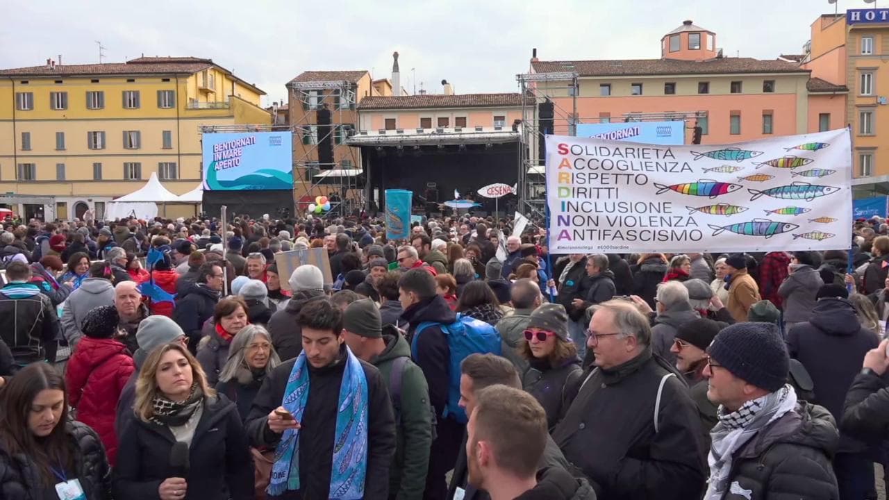 Le Sardine a Bologna, le voci dalla piazza: "Questi giovani ragazzi sono credibili"